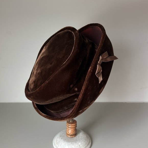 Source Unknown Accessories - Vintage Union Made Brown Velvet Pillbox Hat Bow Detail 1950s 1960s ADW USA
